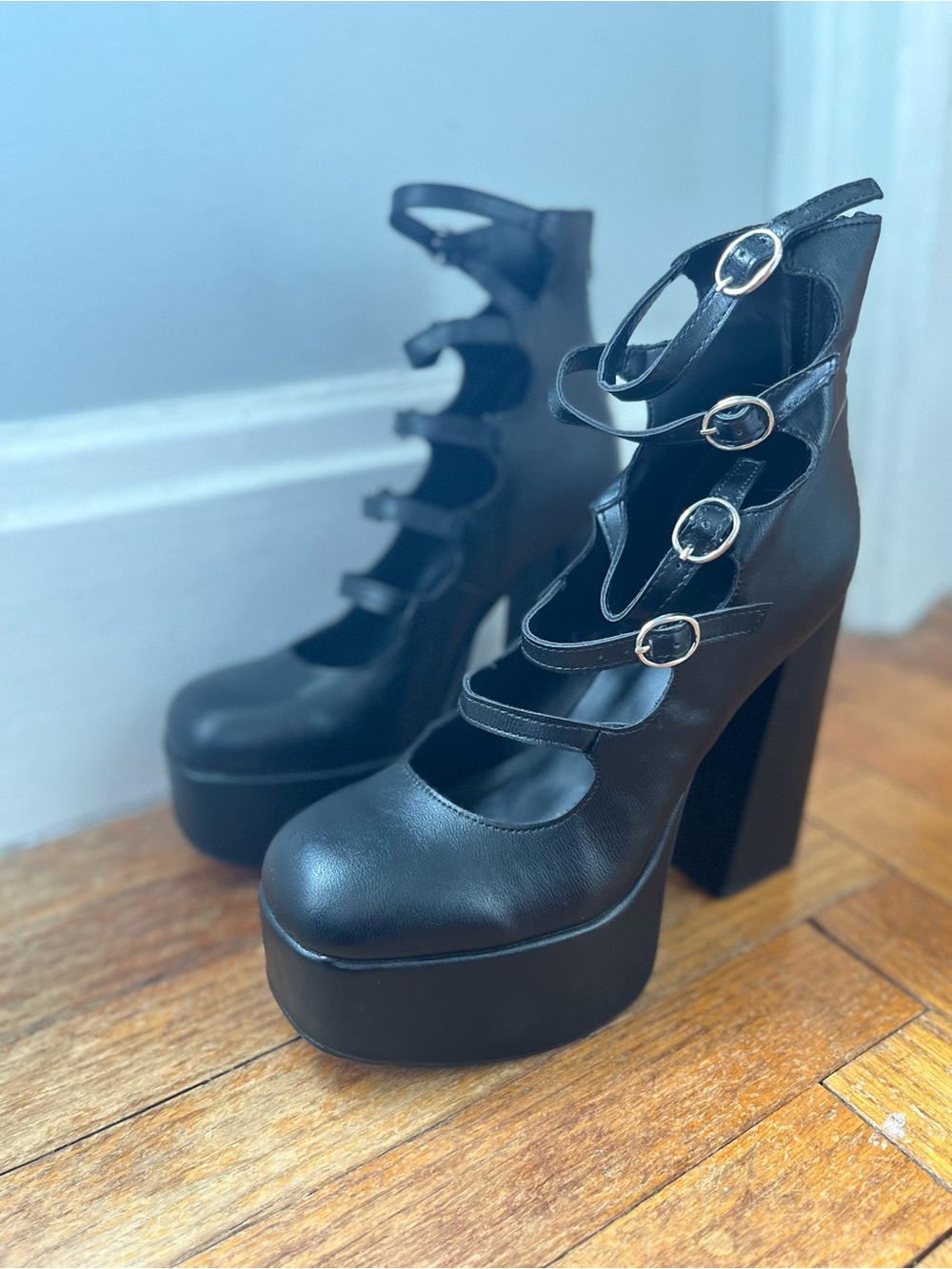 •Bamboo platform strappy chunk heels• Size 9